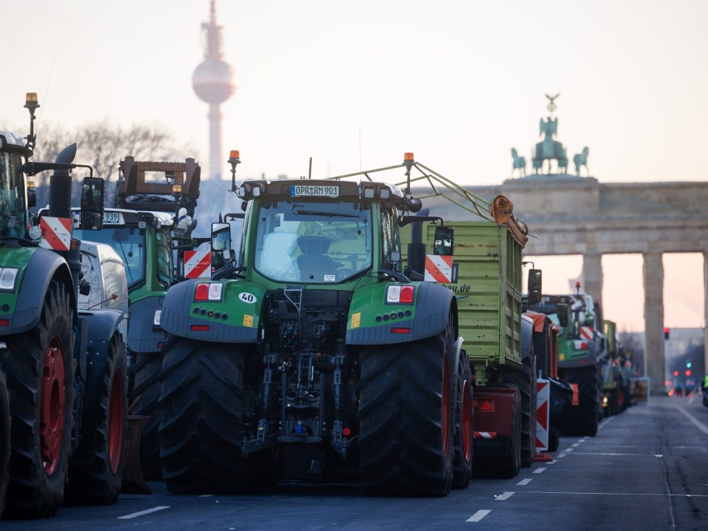 احتجاجات ضخمة تشلّ الطرقات.. ماذا يجري في ألمانيا؟