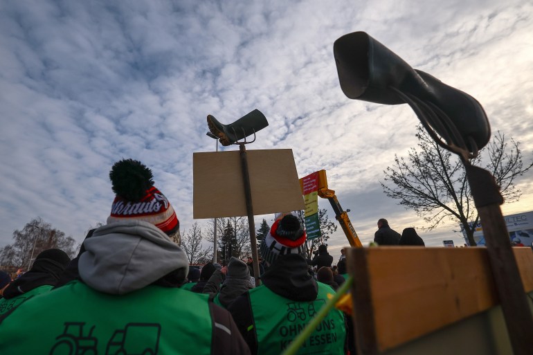 epa11069615 People protest during a farmers rally as part of nationwide farmers' protest in Cottbus, Germany, 11 January 2024. German farmers have kicked off a week of nationwide protests in response to plans to phase out agricultural diesel subsidies. EPA-EFE/Filip Singer