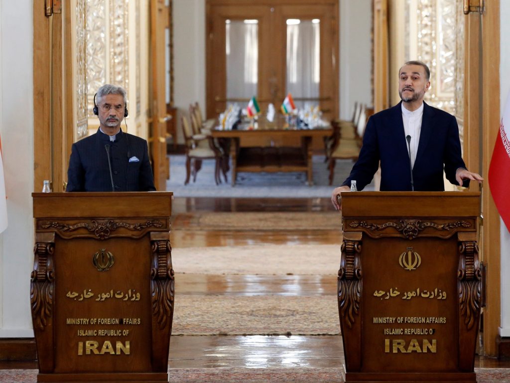 عبد اللهيان يستنكر دعوة واشنطن لضبط النفس رغم دعمها “القتل في غزة”