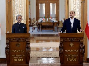 عبد اللهيان يستنكر دعوة واشنطن لضبط النفس رغم دعمها “القتل في غزة”