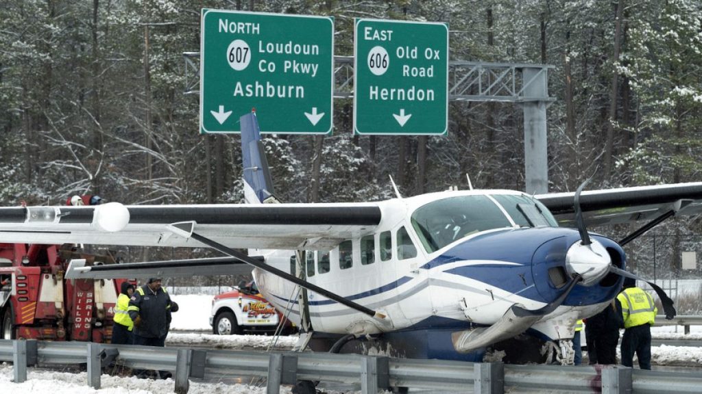 فيديو. شاهد: بعد عطل طارئ.. طائرة تهبط على طريق سريع في أمريكا