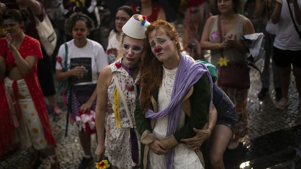 فيديو. شاهد: ناشطون يتجمعون في ريو دي جانيرو تكريمًا لفنانة فنزويلية قتلت بعنف في البرازيل