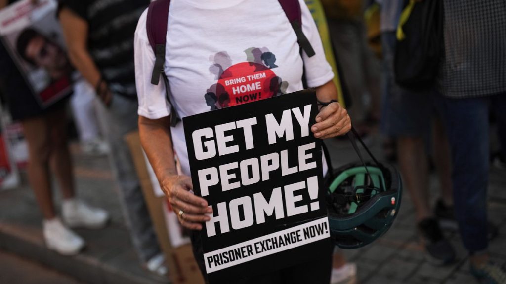 العشرات يحتشدون أمام مقر لقاء بلينكن وهرتسوغ في تل أبيب للمطالبة بوقف إطلاق النار وتبادل الأسرى