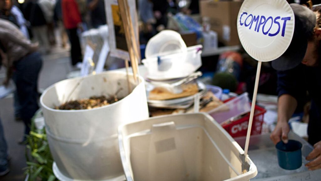 للتخفيف من انبعاثات الغازات الدفيئة.. فرنسا تفرض فرز النفايات العضوية في المنازل