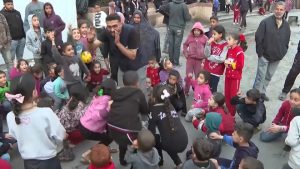 فيديو. وسط الدمار ودوي المدافع وأزيز الطائرات.. نازحون صغار في رفح يسرقون لحظات من الفرح