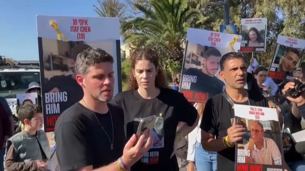 شاهد: ” أعيدوهم الآن ” .. عائلات الرهائن المحتجزين في غزة تحتج مجدداً أمام منزل نتانياهو