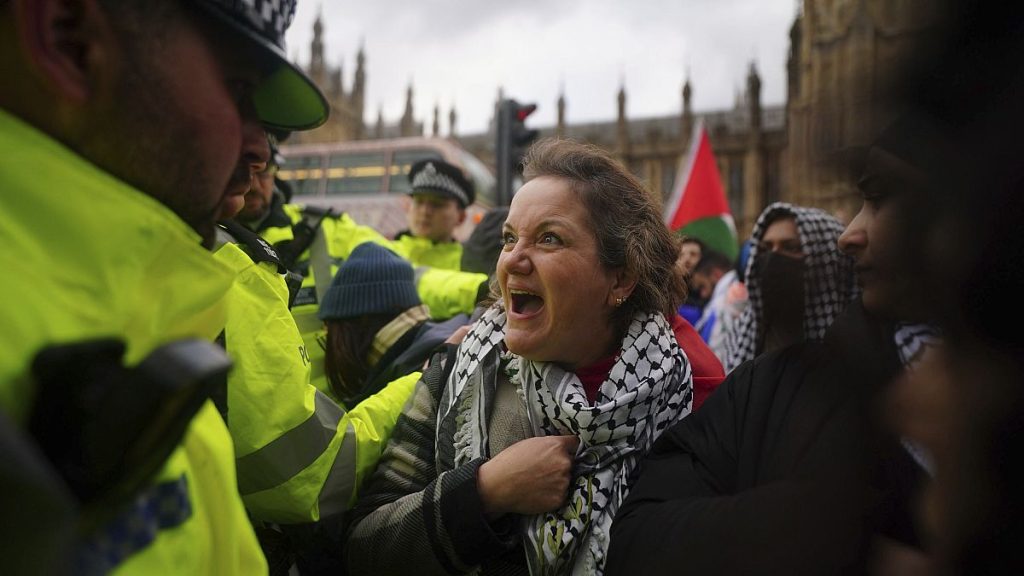 “أوقفوا تسليح إسرائيل”.. مظاهرة حاشدة تغلق جسراً أمام البرلمان البريطاني