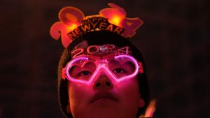 فيديو. شاهد: بعدّ تنازلي وألعاب نارية وألوان زاهية.. الصين وتايلندا تستقبلان العام الجديد