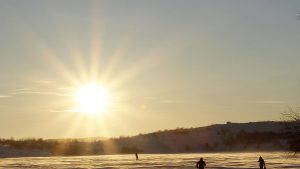 شاهد: بعد ليلة قطبية دامت 40 يوماً.. سكان مدينة مورمانسك الروسية يستقبلون أول شروق للشمس