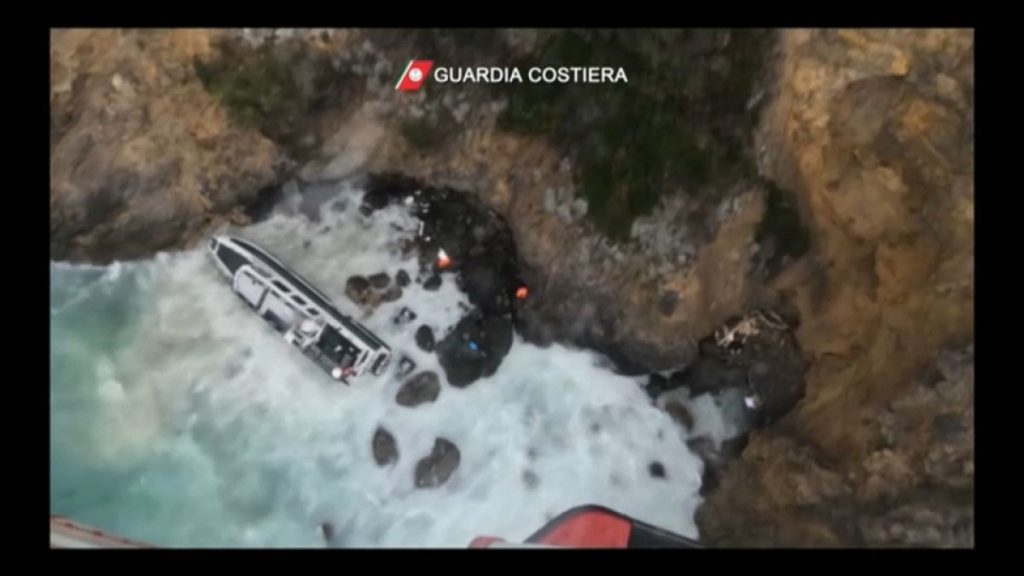 عملية إنقاذ صعبة.. خفر السواحل الإيطالي ينقذ شخصين بعد اصطدام قاربهما بالصخور