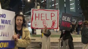 فيديو. شاهد: عائلات الرهائن الإسرائيليين المحتجزين في غزة يطالبون بصفقة لإطلاق سراحهم