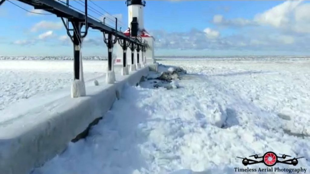 فيديو. شاهد: الثلوج تغطي بحيرة ميشيغان ومنارة المدينة بعد عاصفة ثلجية عاتية