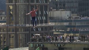 فيديو. شاهد: المتمرس على المشي فوق الحبل المشدود ناتان بولين يشد أنظار الجمهور في العاصمة التشيلية سانتياغو