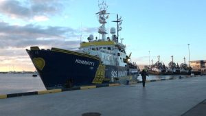 تضم 126 مهاجرًا سوريًا.. سفينة تابعة لمنظمة “هيومانيتي وان” ترسو على سواحل إيطاليا