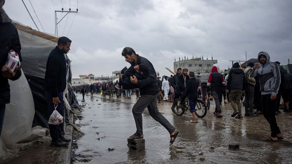 تغطية مستمرة| معارك طاحنة في خان يونس والسكان يستمرون بالنزوح نحو رفح تحت المطر والرصاص