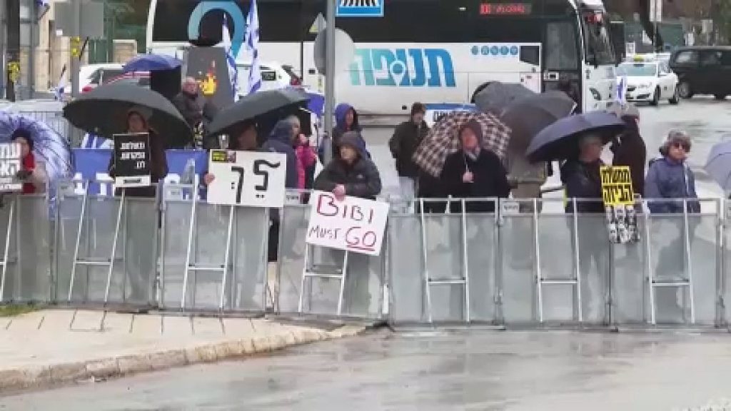 فيديو. شاهد: متظاهرون إسرائيليون أمام الكنيست يطالبون باستقالة نتنياهو