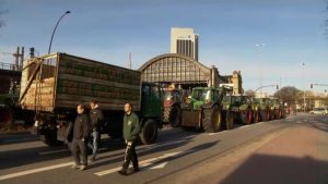 فيديو. شاهد: احتجاجات متواصلة.. مزارعون يغلقون الطرقات في ألمانيا وبلجيكا