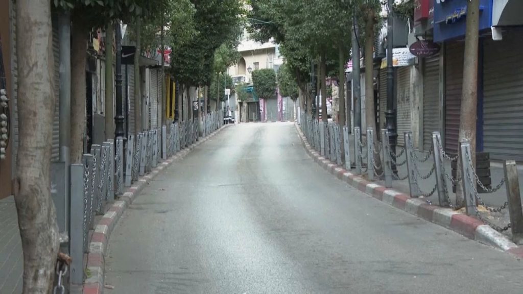 شاهد: الإضراب يعم مدن الضفة الغربية حدادًا على اغتيال العاروري