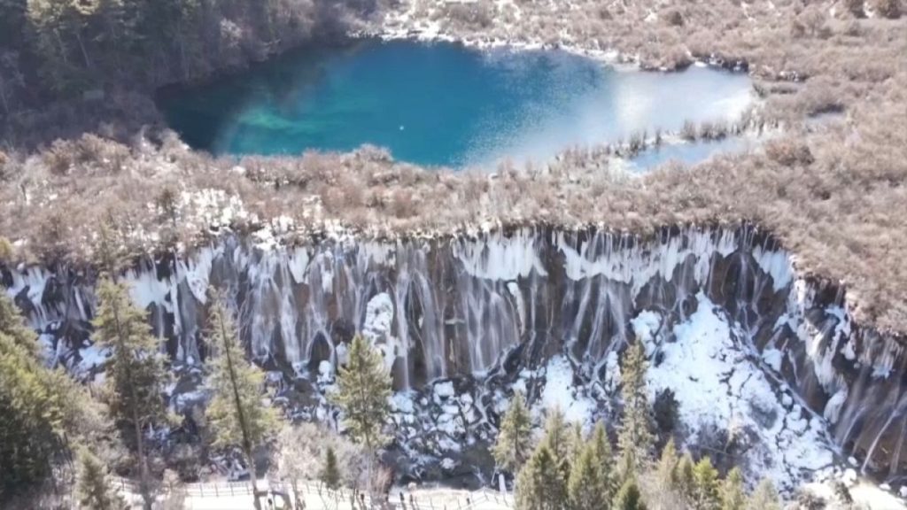 “أرض العجائب الشتوية”.. شاهد الشلالات الجليدية في منطقة جيوتشايغو الصينية