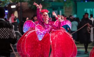 العروض المتجولة في “وندر جاردن” تنشر السعادة والفرح بين الزوار