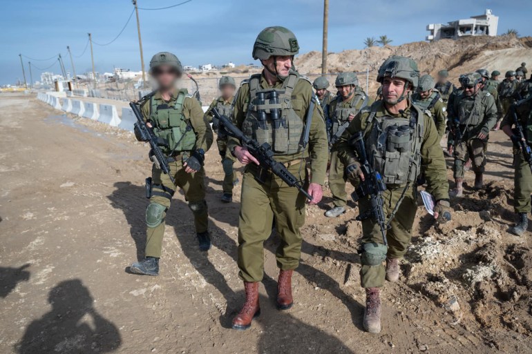 رئيس الأركان هرتسي هليفي يتفقد قوات الجيش الإسرائيلي عند السياج الأمني مع القطاع قبل 3 أيام من تفجيرات خانيونس (جميع الصور من تصوير المتحدث باسم الجيش الإسرائيلي الذي عممها للاستعمال الحر لوسائل الإعلام)