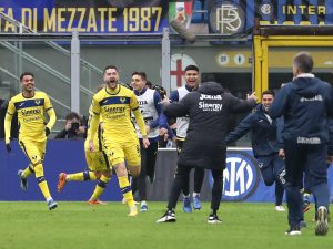 بعد إهداره ركلة جزاء أمام إنتر في الوقت القاتل .. مهاجم فيرونا يتلقى تهديدات بالقتل