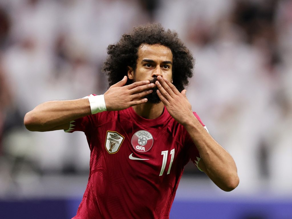 الإشادات تنهال على أكرم عفيف بعد قيادته قطر لثمن نهائي كأس آسيا