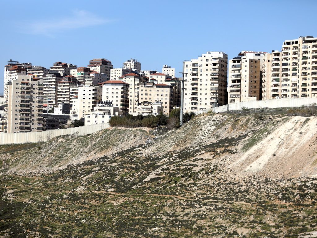 القدس.. نفايات المستوطنات مقدمة على حقوق الفلسطينيين