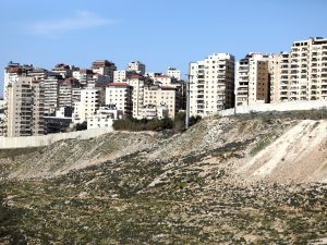 القدس.. نفايات المستوطنات مقدمة على حقوق الفلسطينيين