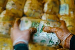 «الجمارك»: إحباط تهريب 43 كيلوغراماً من مادة «الشبو» في منفذ الربع الخالي