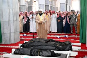 محافظ الطائف يؤدي صلاة الميت على الشلوي