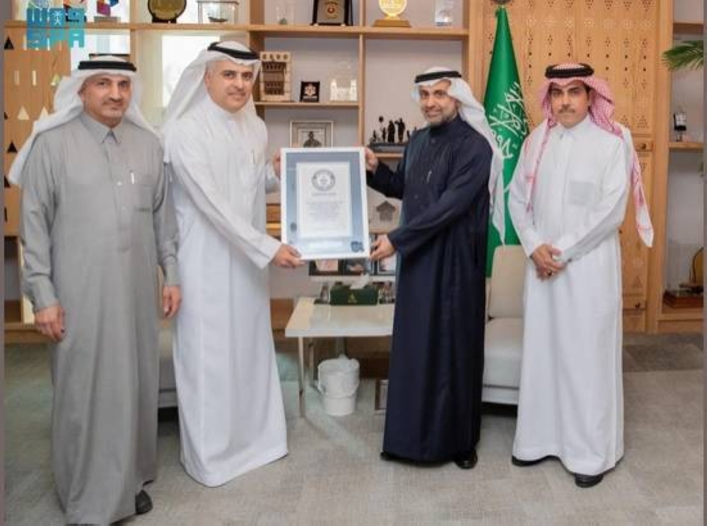 وزير الصحة يتسلّم شهادة «جينيس» عن أكبر تجمع بشري لتوعية وتثقيف مرضى السكري بالأحساء