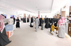 تحدي اللهجات يجذب زوّار مهرجان الكُتّاب والقُرّاء في أبها