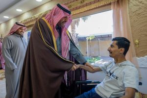 أمير الشمالية يزور مواطناً برفحاء أُصيب بشلل رباعي جراء حادث مروري ويوجه بعلاجه