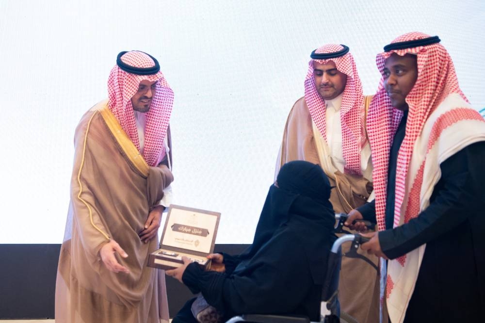 نائب أمير مكة المكرمة يسلّم وحدات سكنية لعدد من سكان الأحياء العشوائية بجدة