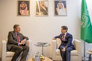 وزير الخارجية يبحث مع نظيره البريطاني التطورات في المنطقة