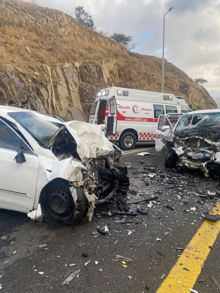 3 إصابات خطرة لحادث تصادم في الباحة