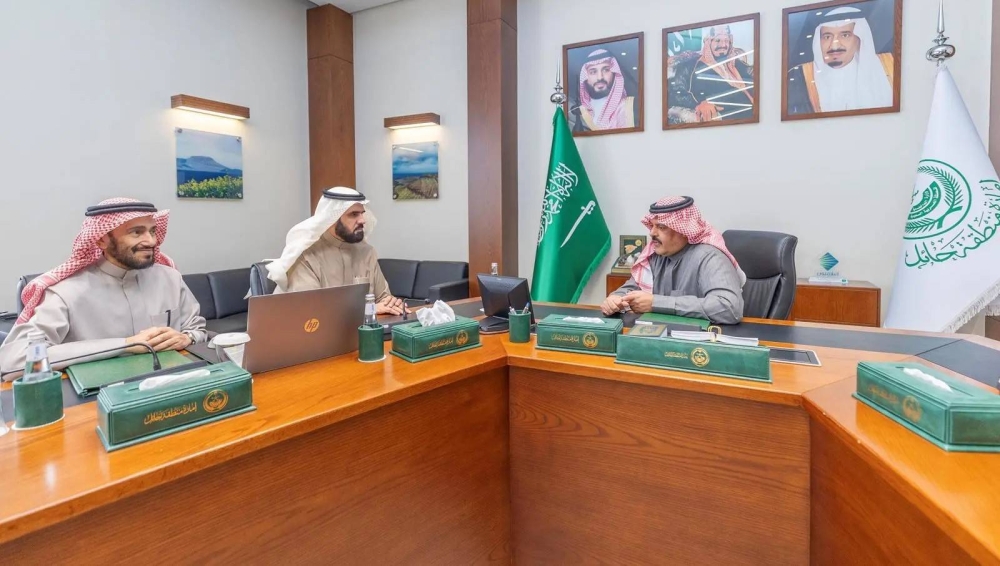 أمير حائل يطلع على خطة عمل مهرجان الإبل بالمنطقة