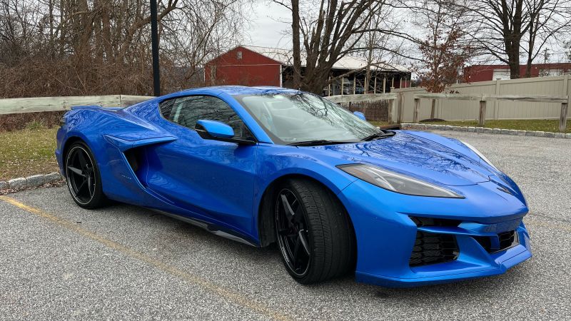 تعتبر سيارة كورفيت الهجينة التي تبلغ قوتها 655 حصانًا من جنرال موتورز فرصة رائعة ضائعة