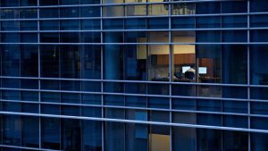 4% فقط من الرؤساء التنفيذيين يعطون الأولوية لإعادة الموظفين إلى مكاتبهم بدوام كامل