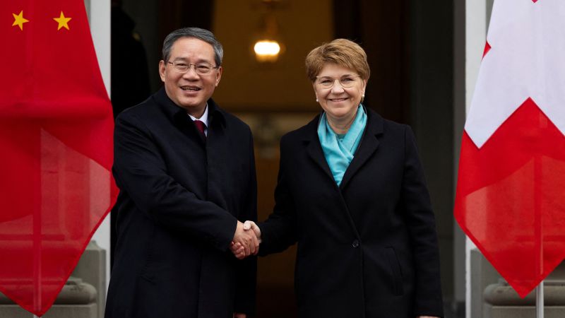 يقول رئيس مجلس الدولة الصيني لي إن الاقتصاد الصيني نما بنحو 5.2% في عام 2023