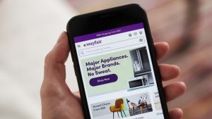 تقوم شركة Wayfair بتسريح 13% من قوتها العاملة بعد أسابيع من مطالبة الموظفين بالعمل بجدية أكبر