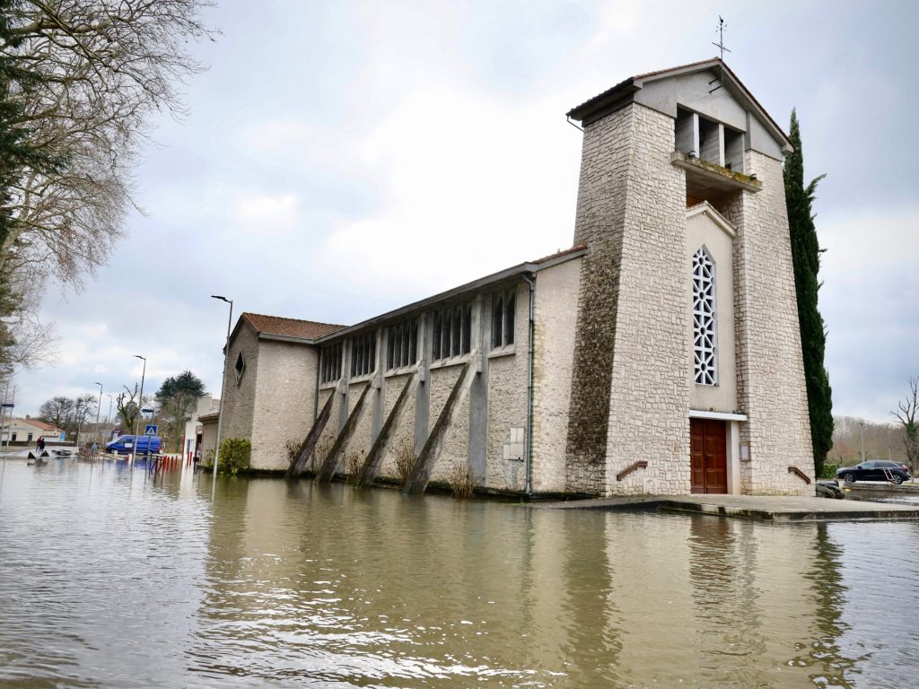 كنائس القرن الـ20 في فرنسا تواجه صعوبات الترميم والتمويل