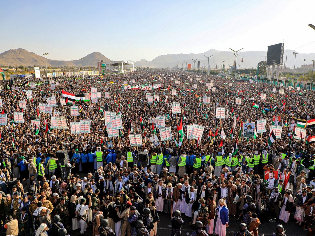 تايم: هكذا يمكن لبايدن منع هجمات الحوثيين دون التسبب بنشوب حرب إقليمية