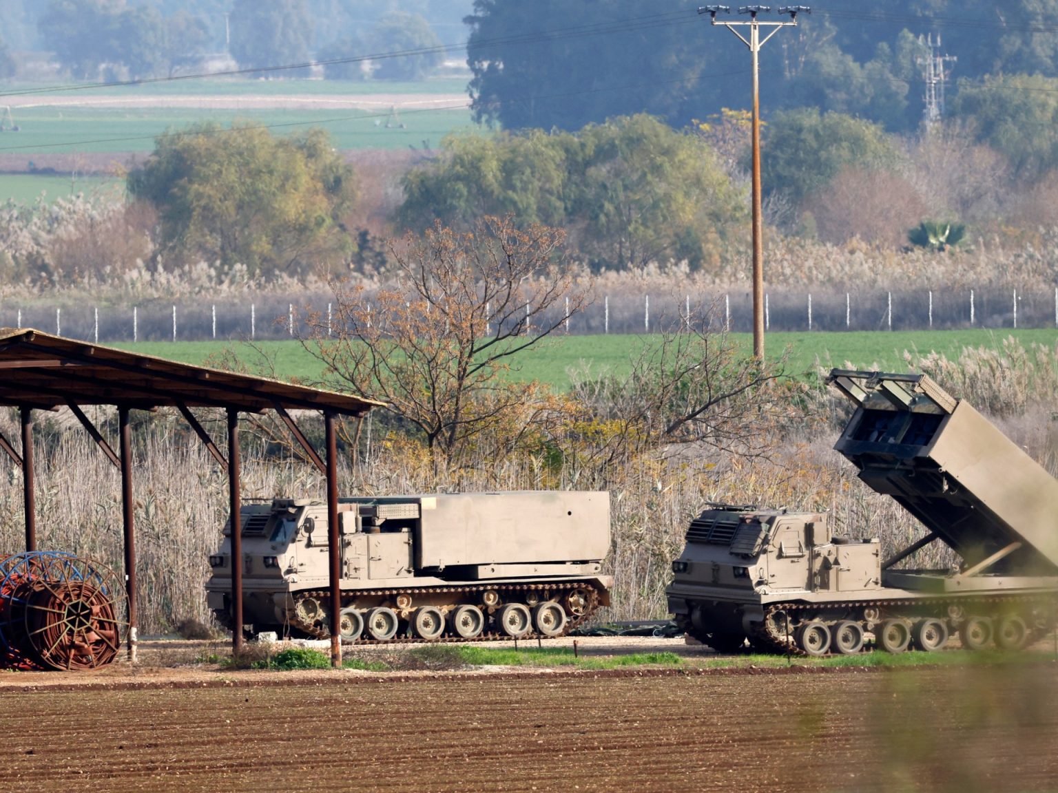 فصيل عراقي يقصف الجولان السوري وإصابة جنود أميركيين في “عين الأسد”