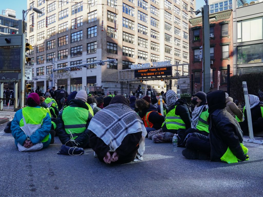 متظاهرون يقطعون جسورا في نيويورك دعما للفلسطينيين