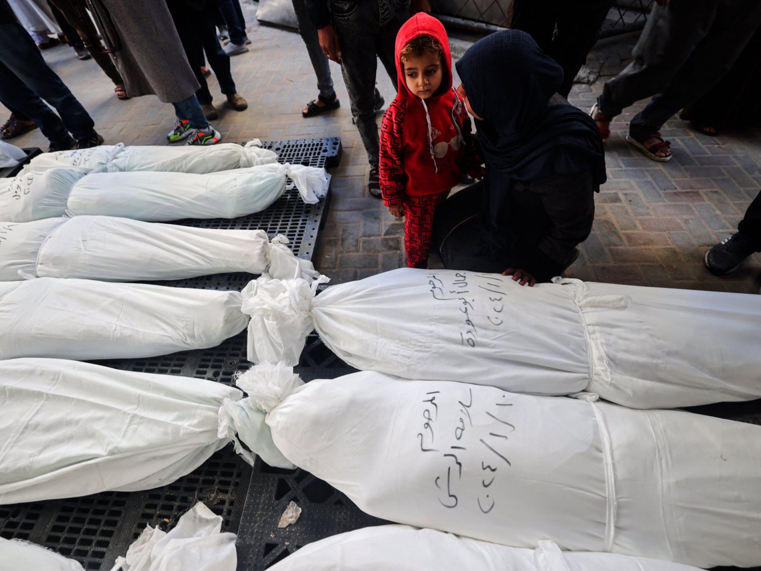 12 مجزرة جديدة بغزة والشهداء يتجاوزون 24 ألفا