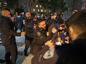 الشرطة الإسرائيلية تفرق بالقوة مظاهرة بتل أبيب