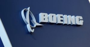 شرخ يجبر طائرة بوينغ على العودة إلى المطار