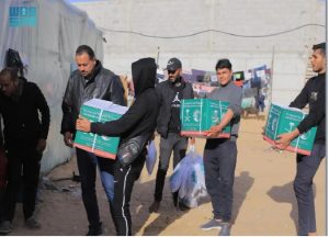 «سلمان للإغاثة» يوزع سلال غذائية في منطقة ميراج بمدينة رفح جنوب غزة